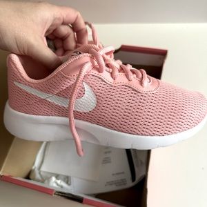 NIKE Tanjun Girls Running Shoes - Size 2.5 Lava Glow